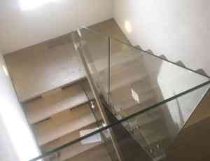 Дубовая лестница на центральном косоуре со стеклянной балюстрадой