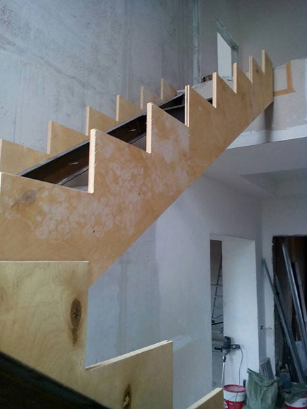 Классическая лестница из массива лиственницы в поселке Шамони, в городе Красноярск. Лестницы «Марш24».